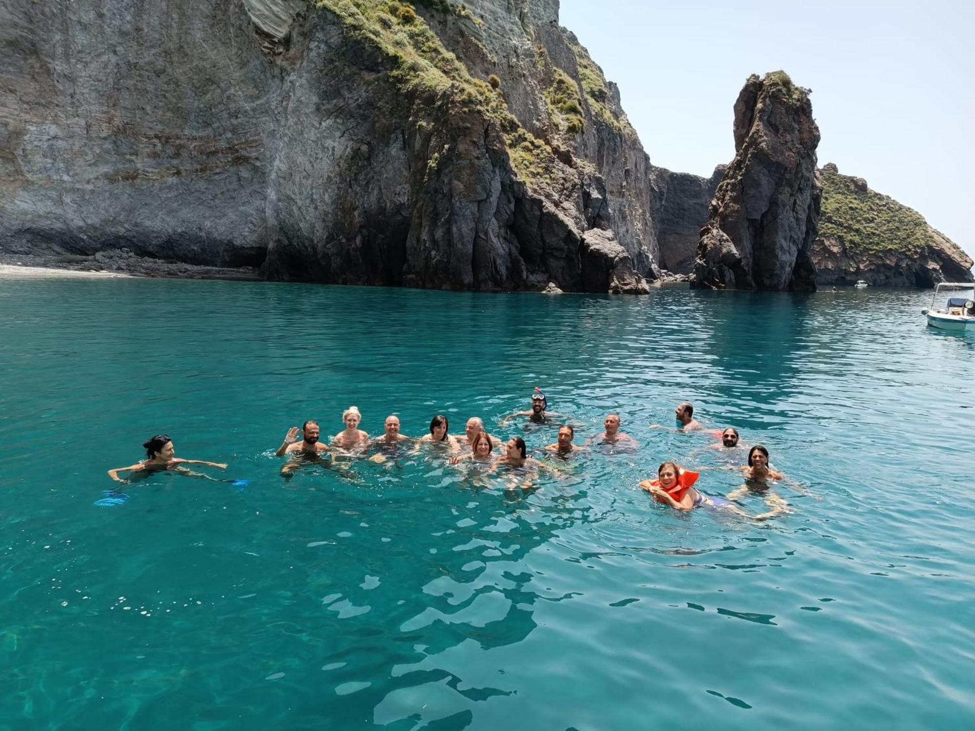 "Appartamento Del Mare Gliaca" Con Vista Isole Eolie,Ampia Terrazza,Wifi E Parcheggio Privato Gratuito Piraino Exteriör bild